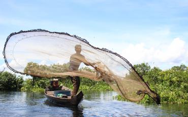 Fisherfolk fishing with castnet at Balot CPA in Boeung Chhmar 